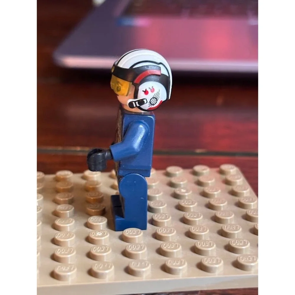 LEGO Star Wars Tallissan Lintra Resistance A-Wing Pilot Minifigure sw0882